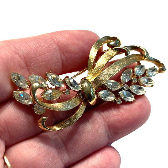 Vintage Mid Century BSK Brooch Textured Gold Bow & Clear White Rhinestones Pin - Picture 9 of 9